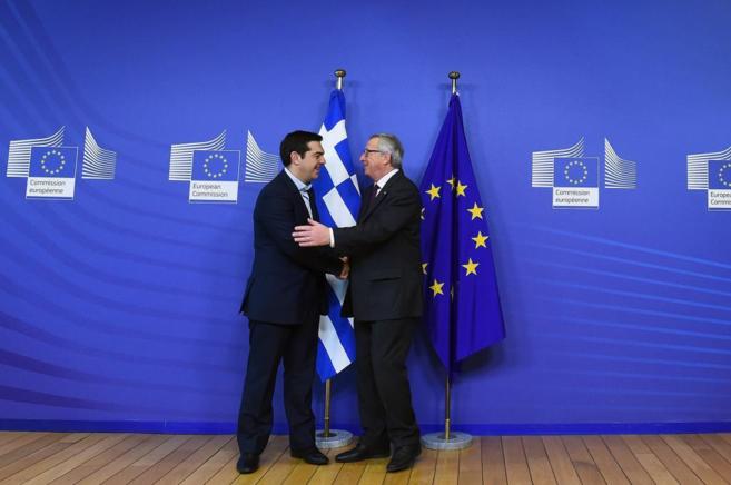 El primer ministro griego, Alexis Tsipras, saluda al presidente de la...