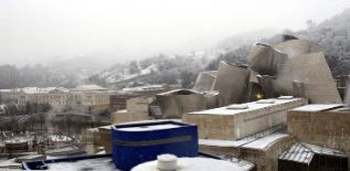 El Museo Guggenheim de Bilbao, cubierto por la nieve.