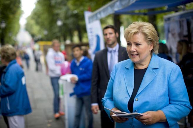 La jefa de Gobierno noruega, Erna Solberg, en una cntrica calle de...
