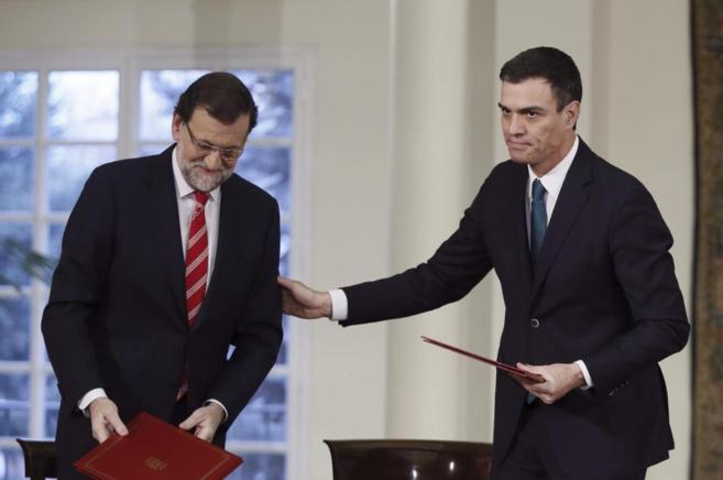 Pedro Snchez y Mariano Rajoy, el pasado martes, durante la firma del...