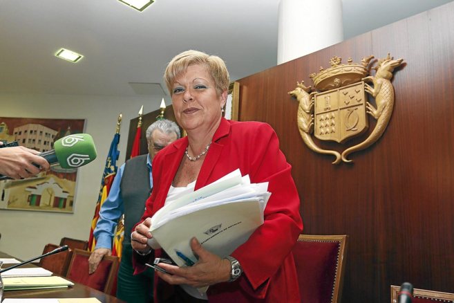 La alcaldesa de Novelda, Milagrosa Martnez, en el ltimo pleno...