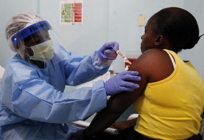 Una monja liberiana administra una vacuna experimental contra el...