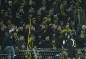 Roman Weidenfeller habla con los seguidores del Borussia despus de...
