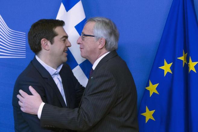 El primer ministro griego, Alexis Tsipras, junto al presidente de la...