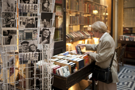 Una mujer consulta libros en una tienda.