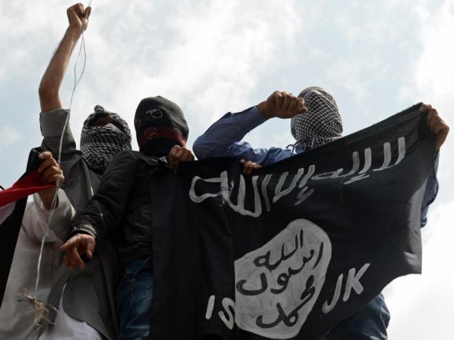 Simpatizantes del Estado Islmico muestran una bandera del IS.
