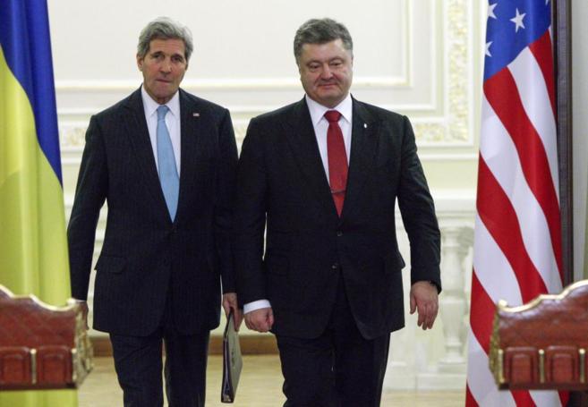 John Kerry (izda.), junto a Petro Poroshenko, durante su visita a...