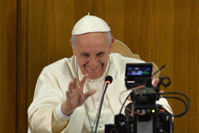 El Papa Francisco participa en una videoconferencia durante la...