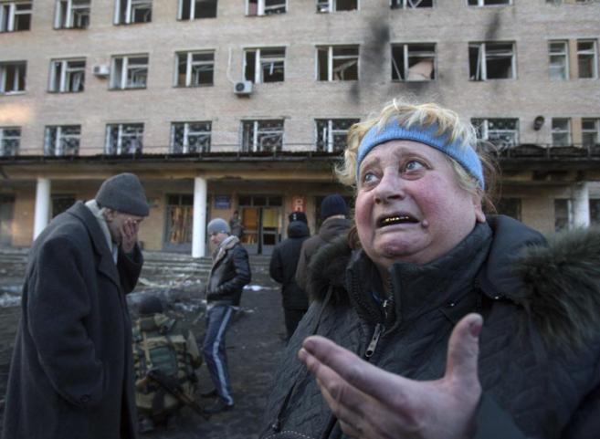 Una mujer se lamenta tras el ataque a un hospital en Donetsk.