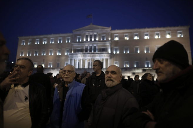 Miles de personas protestan en Atenas contra decisión del BCE ...