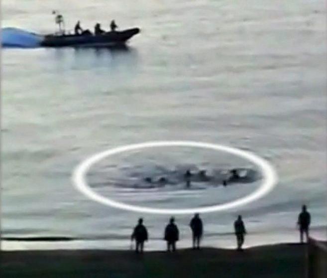 Un grupo de inmigrantes trata de entrar en Ceuta a nado.