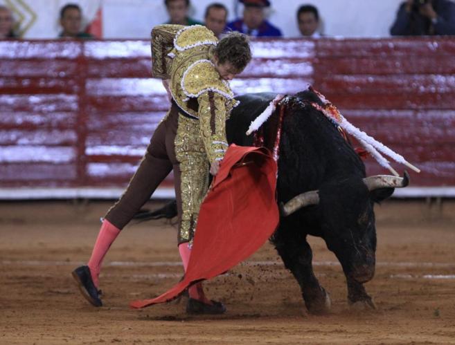 El torero mexicano Octavio Garca 'El Payo' lidia su primer...