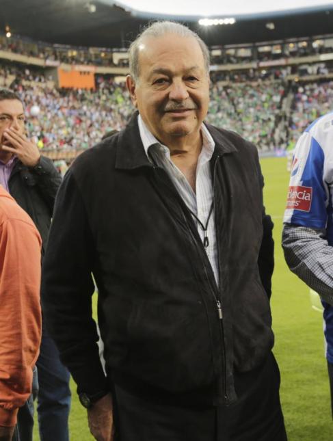 Carlos Slim, en un campo de fútbol