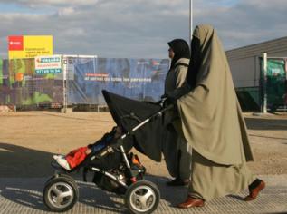 Una mujer con burka en las calles de Tarragona.