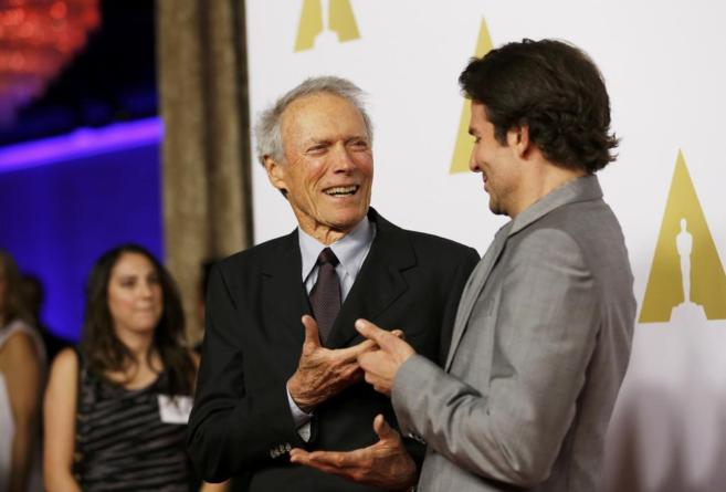 Clint Eastwood, director de la cinta, charla Bradley Cooper, que...