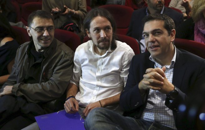 De izda a dcha, Monedero, Pablo Iglesias y Alexis Tsipras, en una...