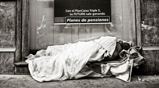Un hombre duerme en una calle de Valencia.