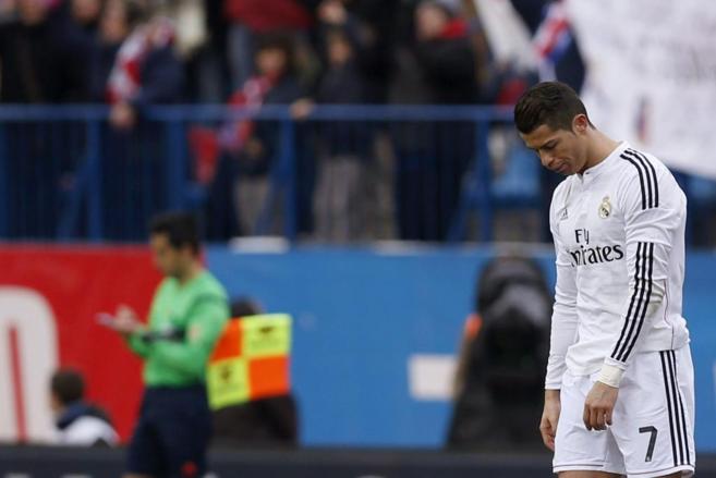 Cristiano Ronaldo camina cabizbajo sobre el csped del Caldern,...