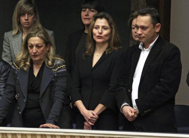 Betty Batziana (en el centro), pareja de Tsipras, durante la...