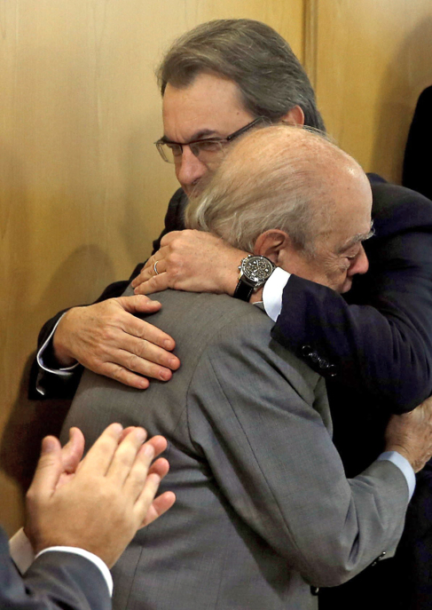 Jordi Pujol y Artur Mas se abrazan a su llegada a una reunin de la...