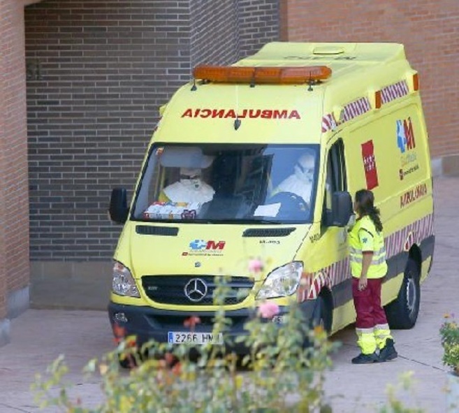 Una ambulancia en el edificio de Teresa Romero durante la alarma por...