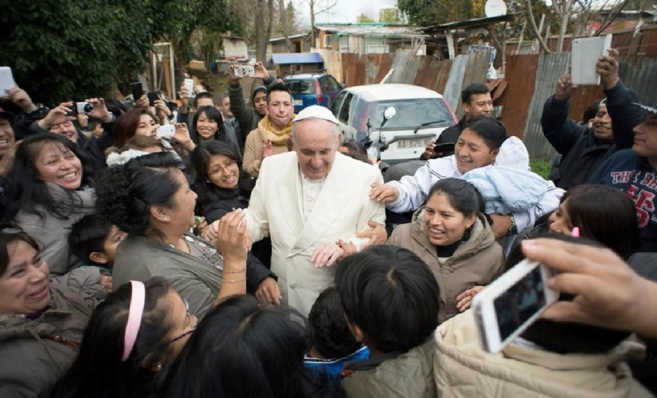 El Papa Francisco durante su visita sorpresa al poblado situado en...