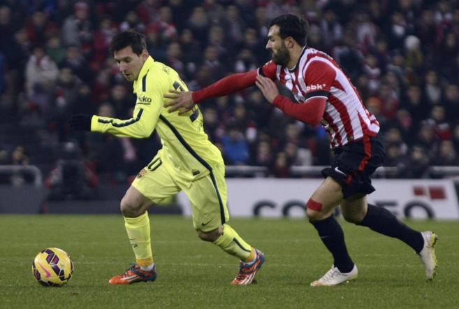 Messi se lleva el baln ante Balenziaga, en el partido de San Mams.