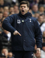 Pochettino gesticula en el banquillo del Tottenham, durante el...
