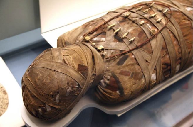 Una de las momias encontradas en el canal de irrigacin de Nasseriya.