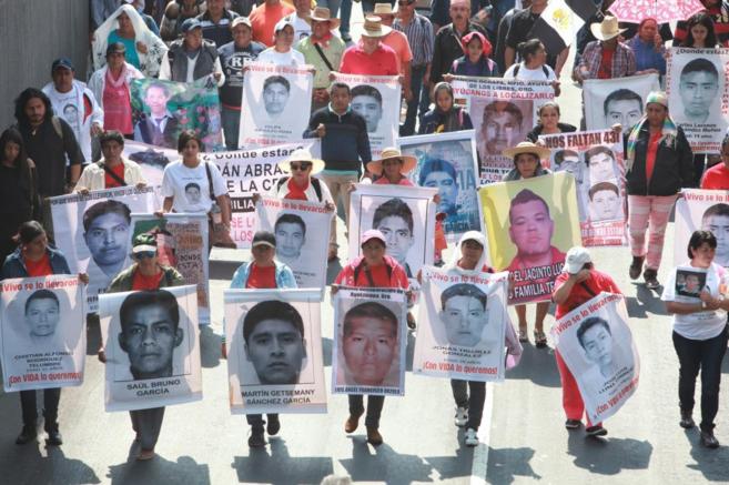 Familiares de los 43 estudiantes de Ayotzinapa desaparecidos marchan...