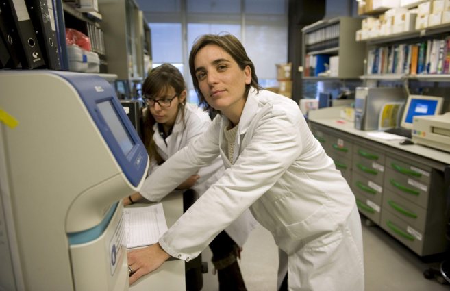 a investigadora, Nuria Montserrat, en las instalaciones del IBEC.