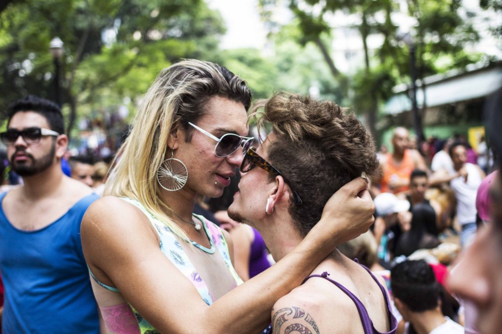 Dos jóvenes se besan durante la celebración del bloco de Carnaval...