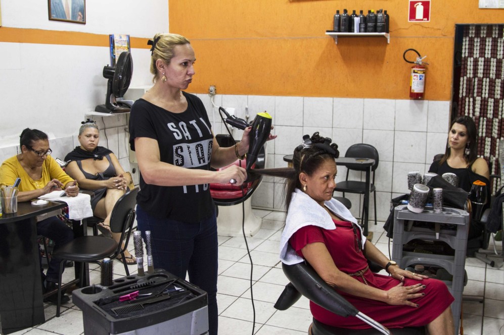 Luana Soares,  transexual de 42 aos,  trabajando en la peluquera.