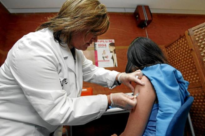 Una niña recibe una vacuna frente al papilomavirus.