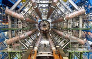 Vista del interior de uno de los detectores del LHC.