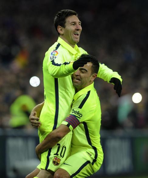 Leo Messi celebra junto a Xavi, el primer gol en San Mams