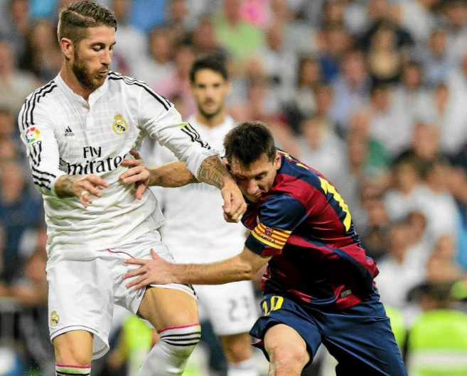 Leo Messi disputa un baln con Sergio Ramos, durante el ltimo...