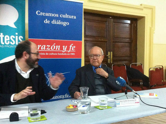 Juan Carlos Scannone (derecha), durante su intervencin en Madrid.