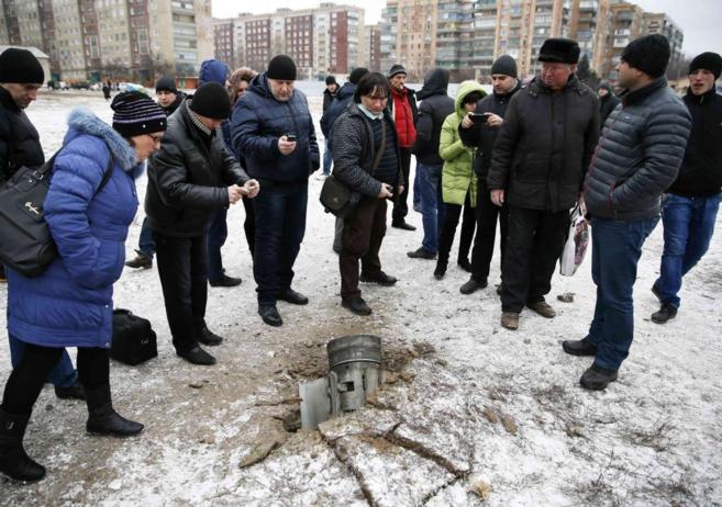 Ciudadanos de Kramatorsk contemplan un obs en pleno centro de la...