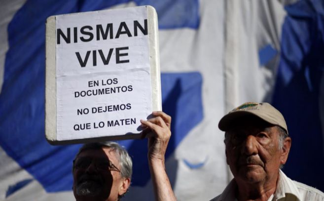 Carteles en apoyo al fiscal fallecido Nisman.