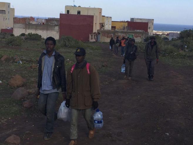 Un grupo de inmigrantes deambula por Beni Ensa tras ser desalojados...