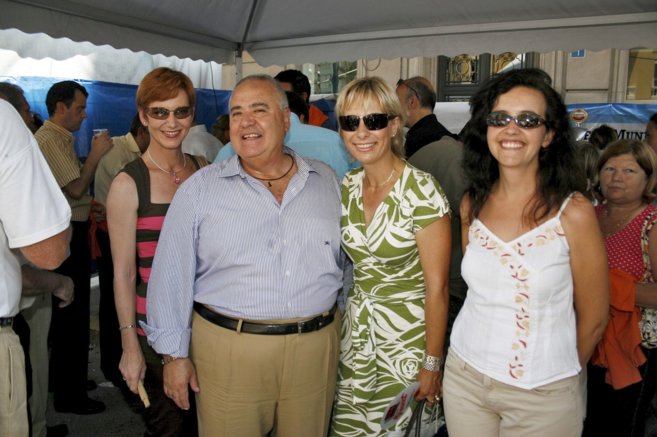 La concejal Sonia Alegra (i), junto al entonces alcalde de Alicante,...