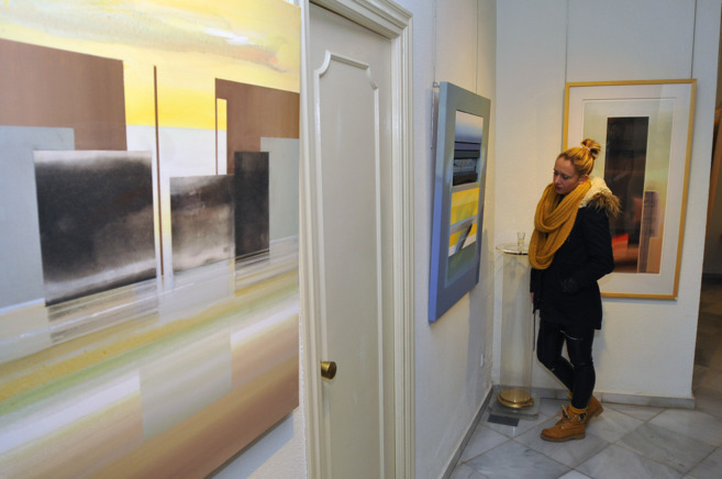 Una joven admira los cuadros de Dmaso Ruano en la galera Benedito...