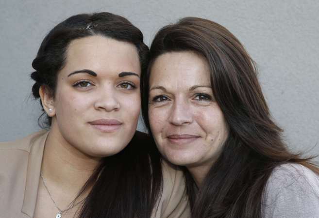 Manon Serrano y su madre, Sophie, posan en su casa tras el veredicto...