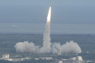 El cohete 'Vega' con la nave 'IXV', tras despegar.