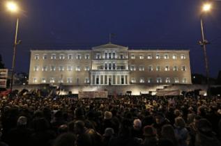 Miles de griegos, concentrados ante el Parlamento.
