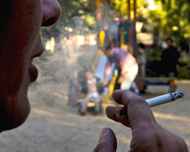 Fotografía de archivo de un ciudadano fumando en las inmediaciones de...