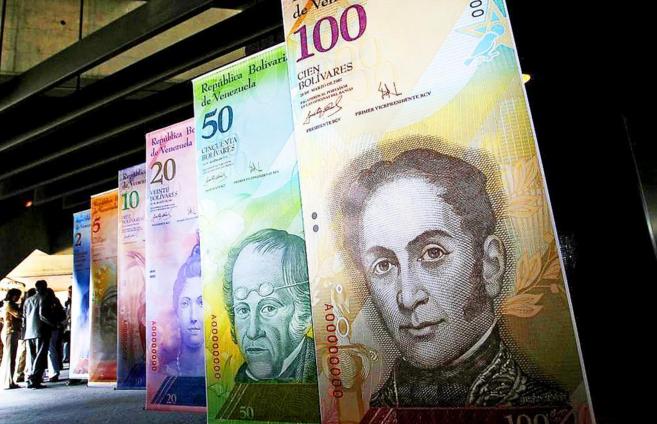 Un grupo  visita una exposición sobre los nuevos billetes de Bolívar...