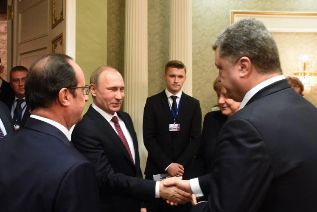 Apretn de manos entre Putin y Poroshenko.
