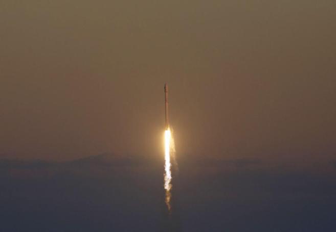 Moemento del lanzamiento del cohete Falcon 9 en Cabo Caaveral,...